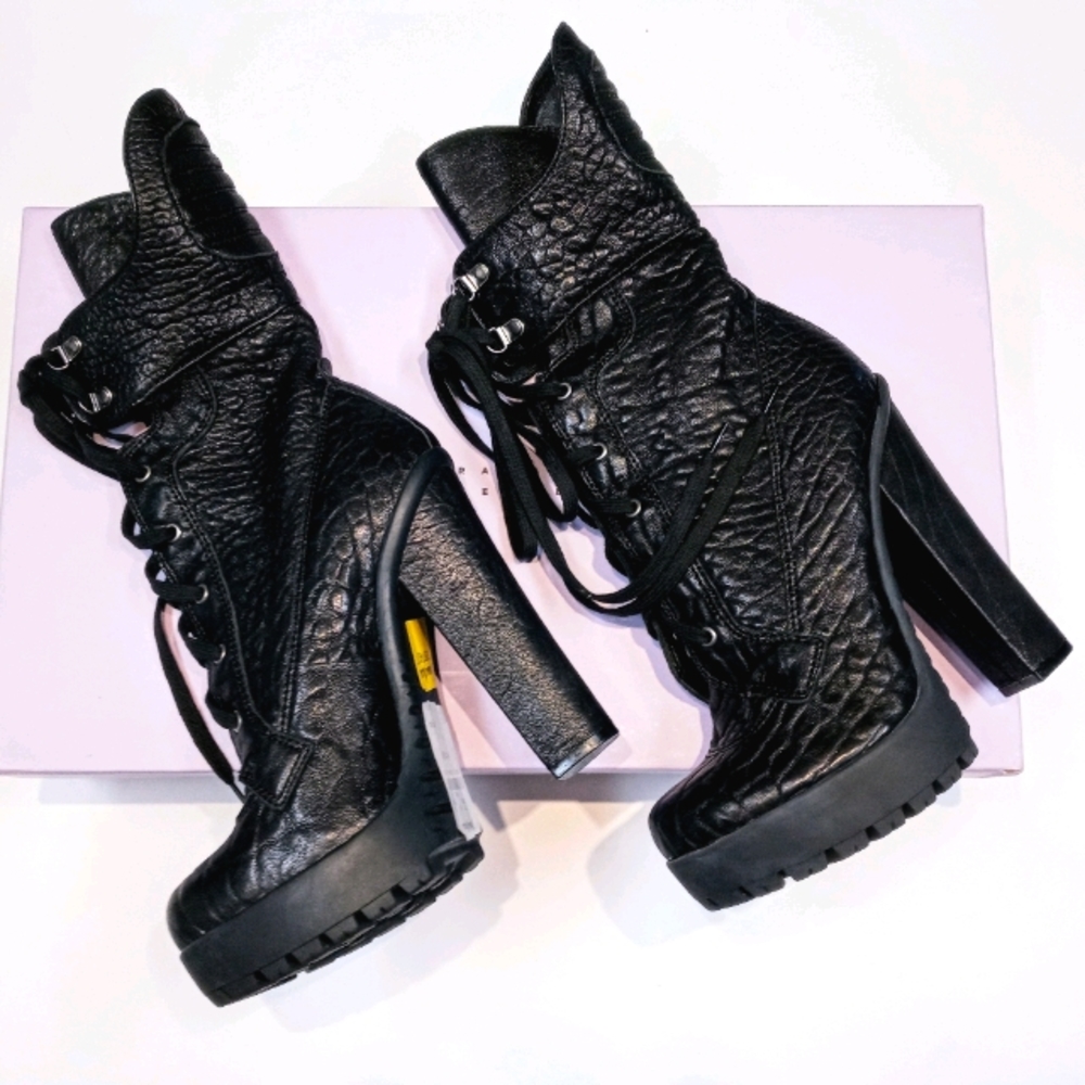 NWT Vera Wang Lavender Neiman Marcus Heel Boots